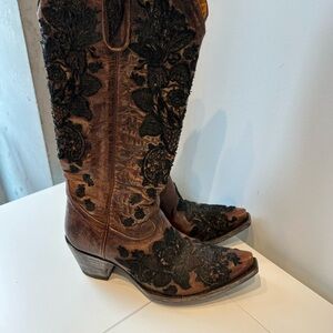 Size 8 cowboy boots